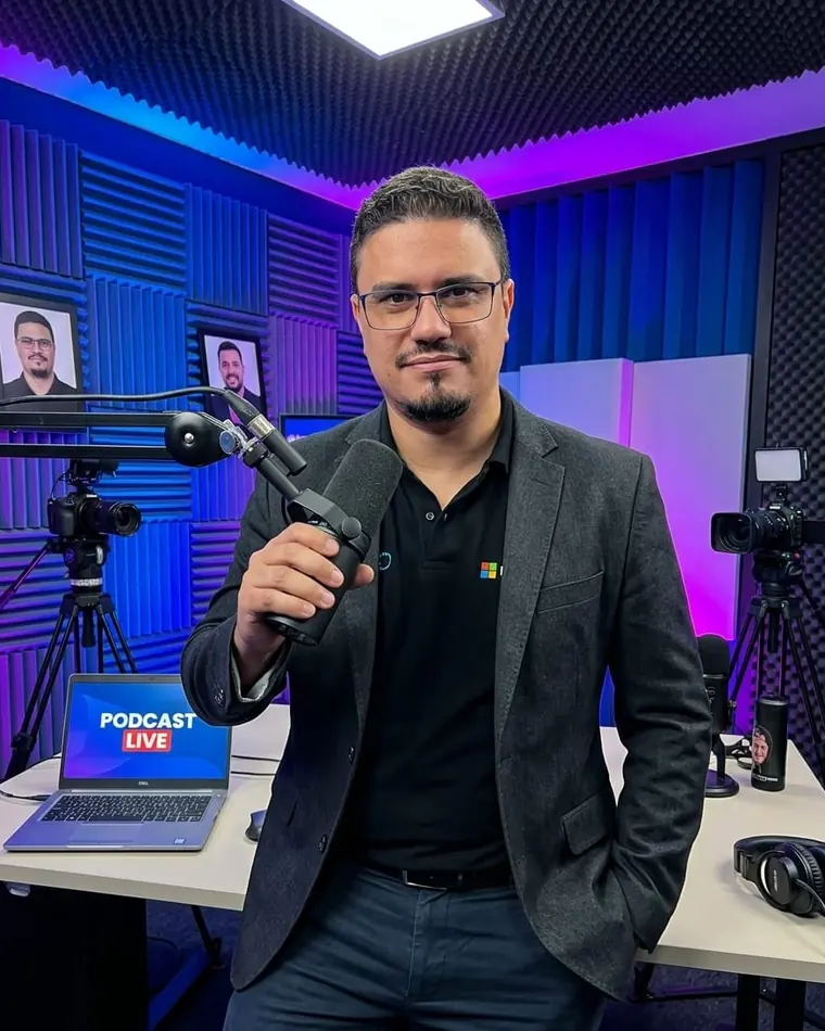 Instrutor da Corp360 em estúdio de gravação de aulas