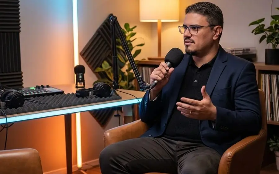 Instrutor da Corp360 falando ao microfone em um estúdio