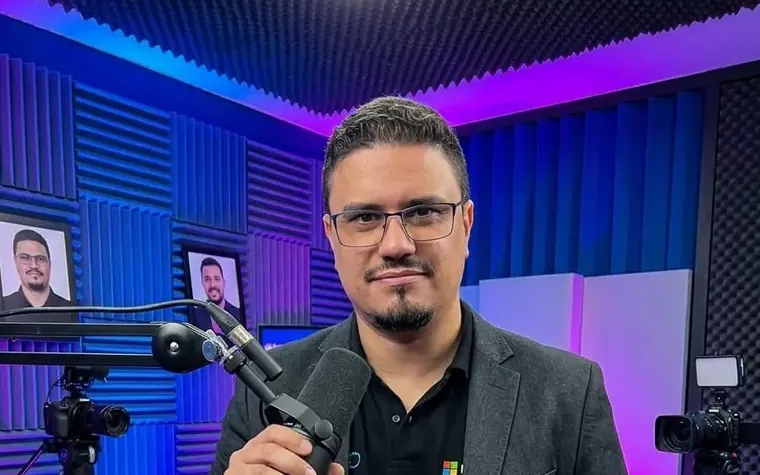 Instrutor da Corp360 em estúdio de gravação